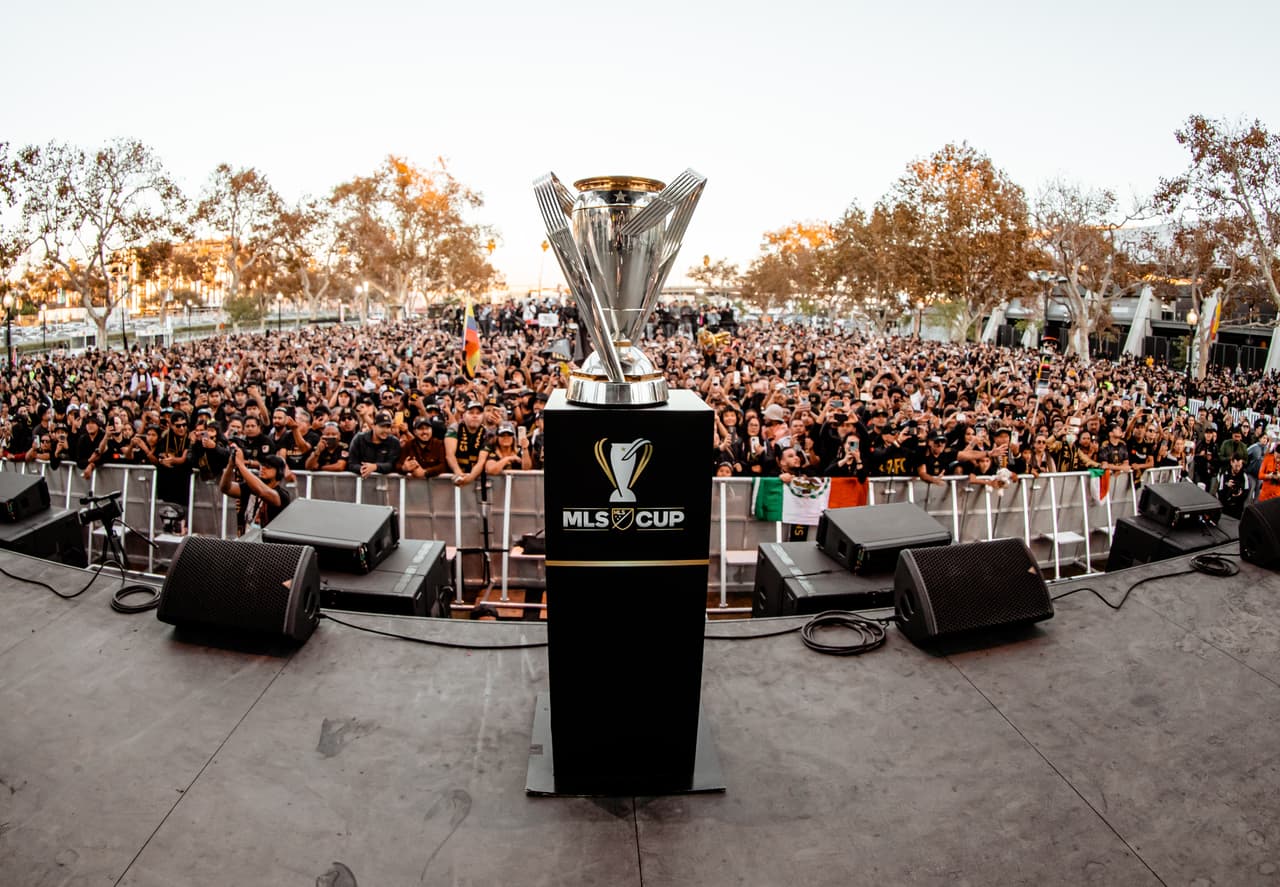 Una multitud se congregó en las afueras del Banc of California Stadium para celebrar el título del equipo 'Negro y Oro'.