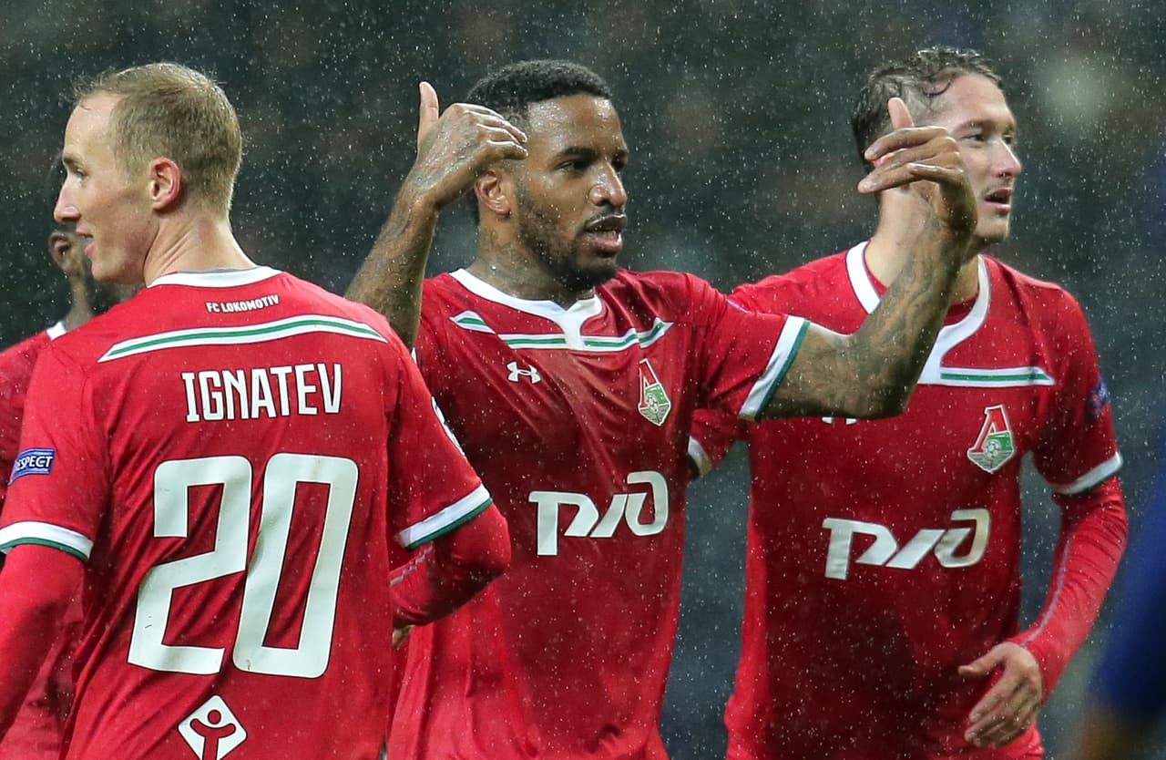 El astro peruano Jefferson Farfán se encargó de recortar distancias 2-1 y darle esperanza a su equipo con todavía bastante tramo por delante en el partido.