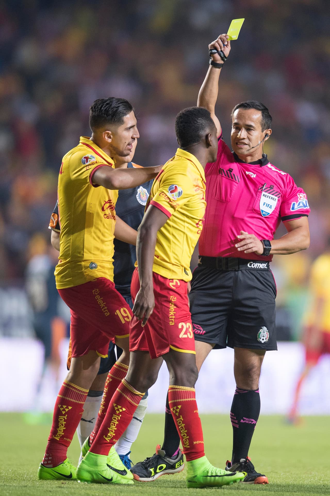 Action photo during the match Morelia vs Guadalajara, Corresponding 12st round of tournament Clausura 2017 of the League BBVA Bancomer MX, at Jose Maria Morelos y Pavon Stadium. Foto de accion durante el partido Morelia vs Guadalajara, Correspondiente a la Jornada 12 del Torneo Clausura 2017 de la Liga BBVA Bancomer MX, en el Estadio Jose Maria Morelos y Pavon, en la foto: (i-d), Diego Valdes, Jefferson cuero de Morelia y el Arbitro Jorge Isaac Rojas 01/04/2017/MEXSPORT/Omar Martinez.