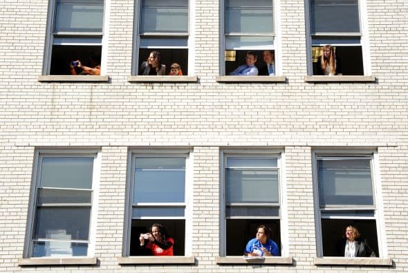Las ventanas de los rascacielos y cualquier edificio que quedara al paso de los campeones se convierten en balcones de lujo.