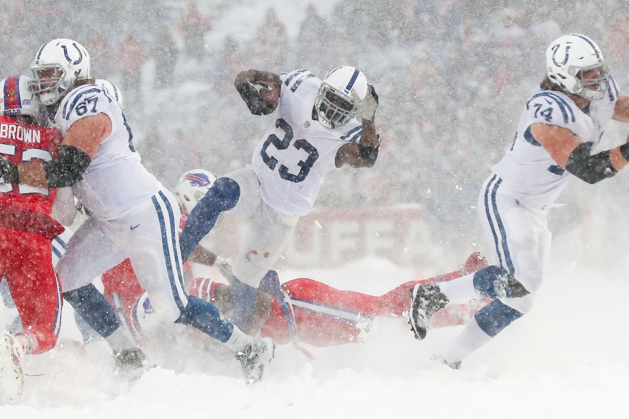 Con una nevada espectacular en el Estadio Ralph Wilson, los Buffalo Bills vencieron 13 - 7 a los Indianapolis Colts en tiempo extra.