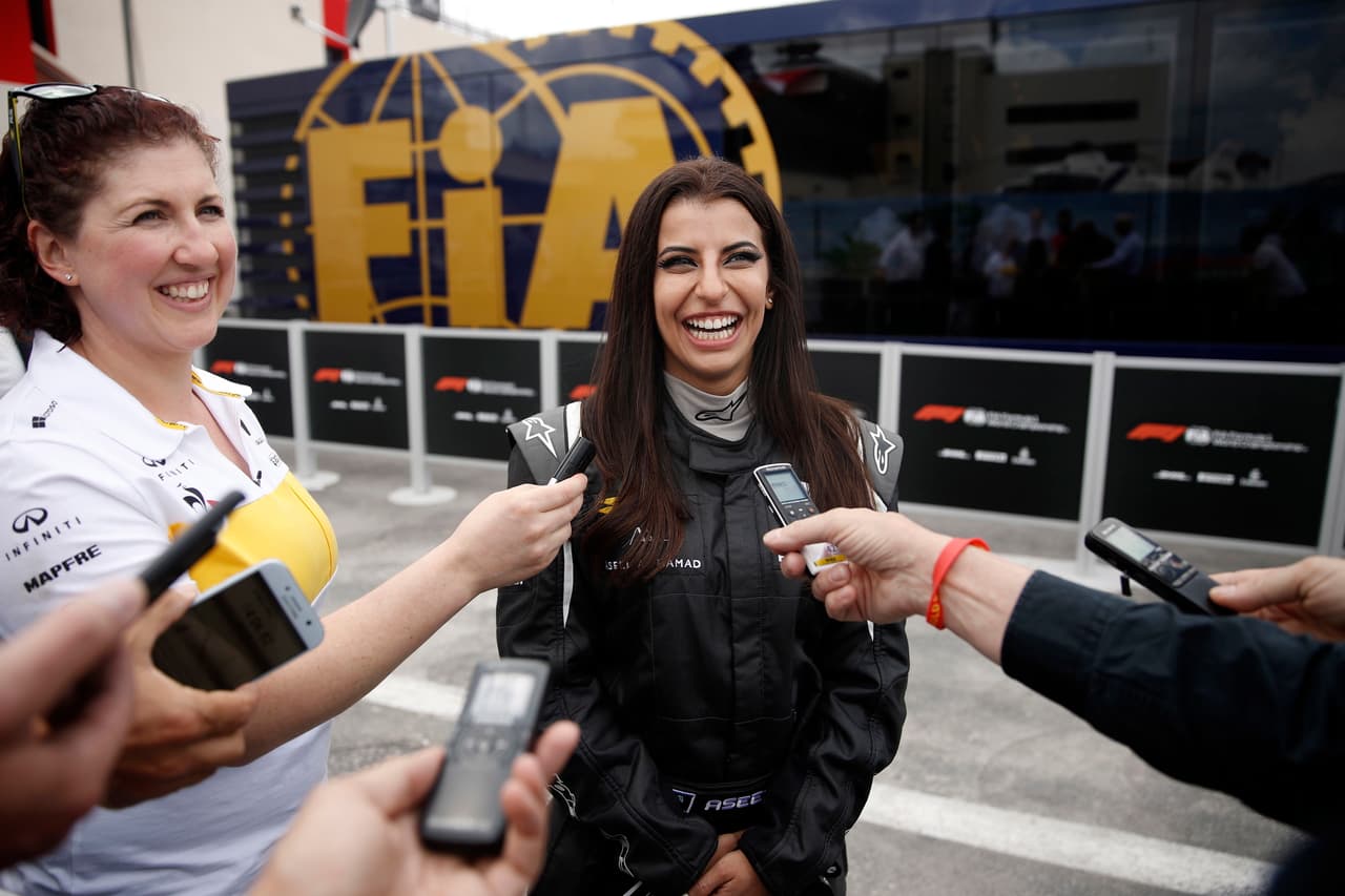 Antes de la competencia la joven piloto saudí Aseel Al-Hamad brindó una vuelta de exhibición y fue entrevistada por la prensa.