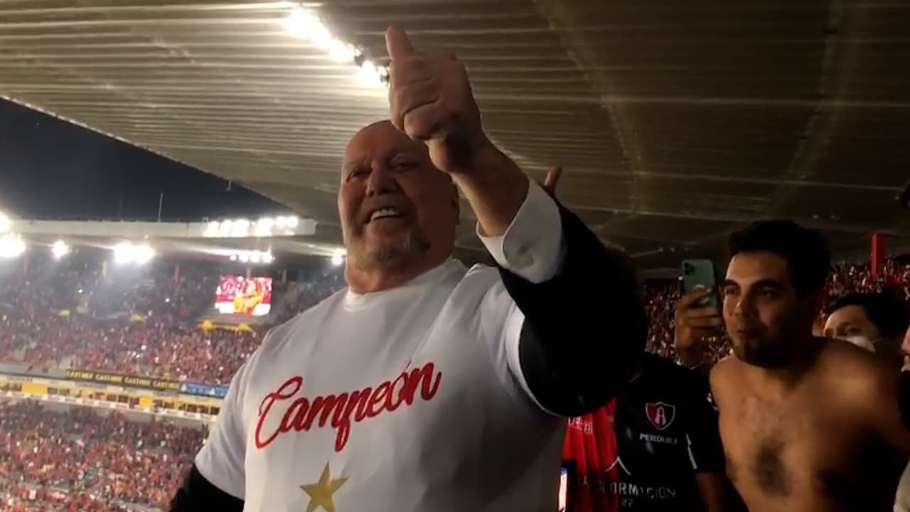 El 'Perro' Bermúdez cumple y enseña el escudo de Atlas en su cabeza