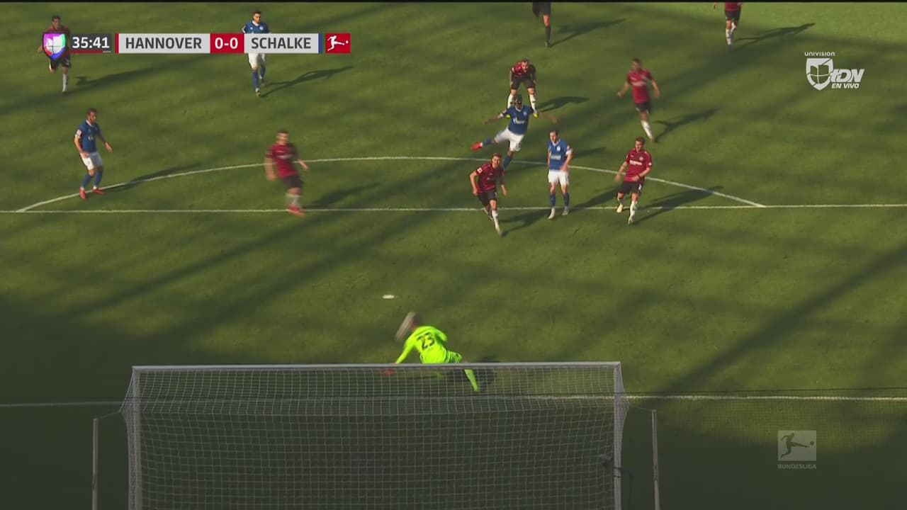 ¡Duelo de porteros! Ahora es Michael Esser quien detiene un disparo a quemarropa