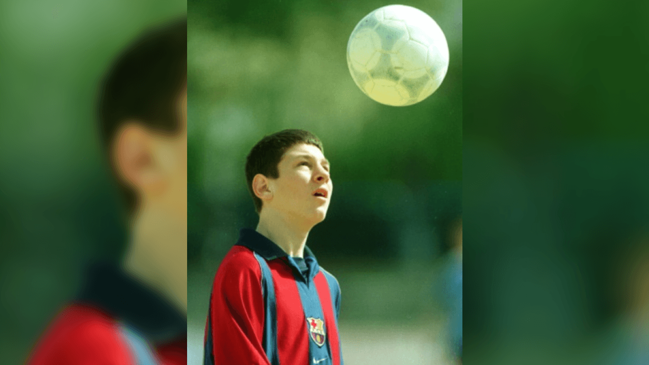 <b>Messi deslumbró a corta edaad</b>
<br>Desde que llegó al equipo Blaugrana, Lio Messi, sobresalió por sus cualidades para el futbol, mismas que, hoy en día, lo tienen como uno de los mejores futbolistas del mundo y de la historia.
