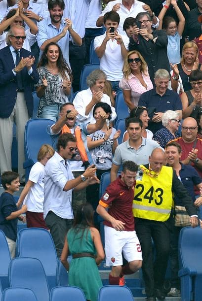 Luego del abrazo, el jugador tuvo que regresar de inmediato a la cancha para continuar el juego.