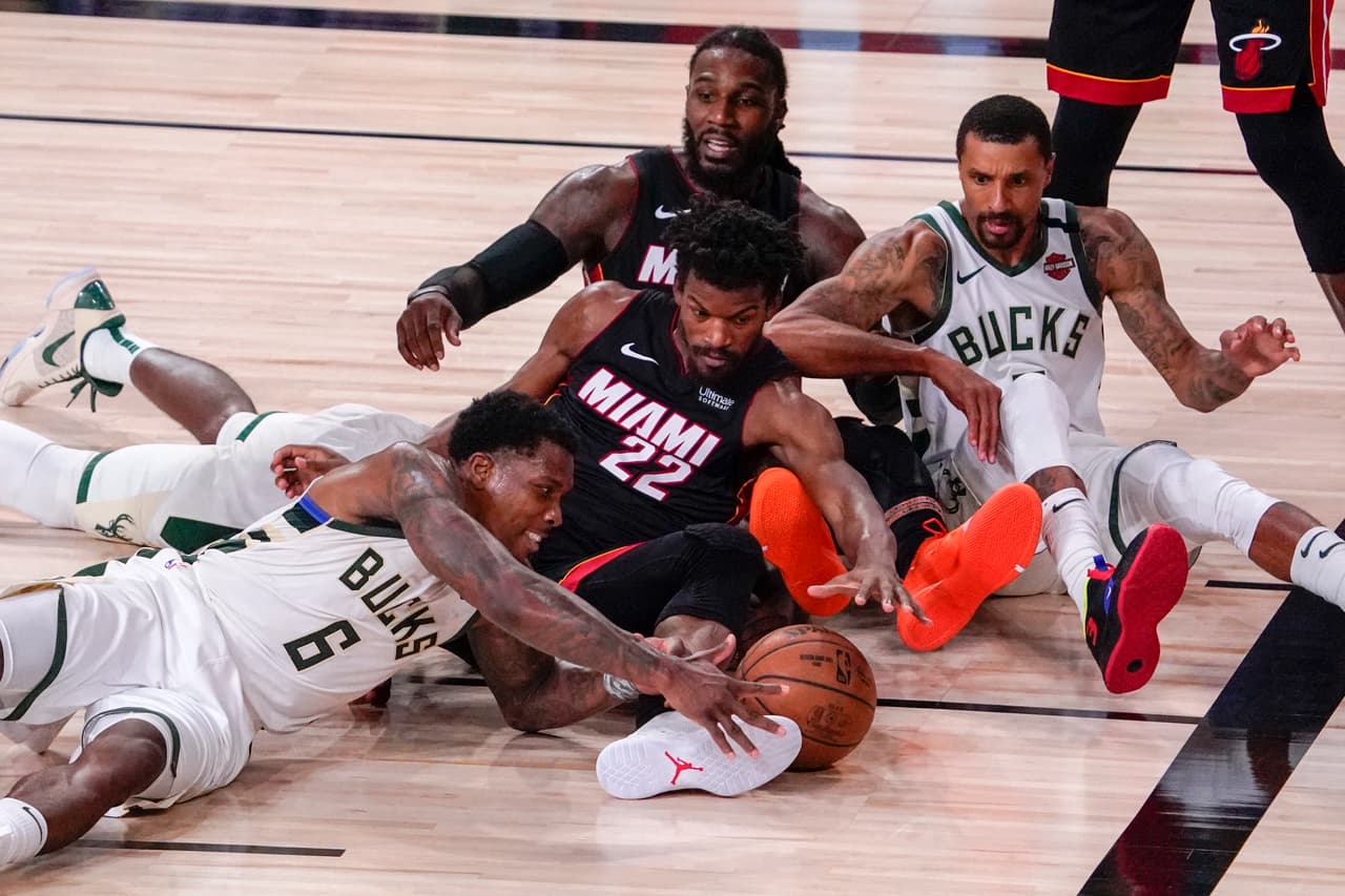 Los Milwaukee Bucks consiguen levantarse después de la golpiza y ganan el cuarto partido 118-115.