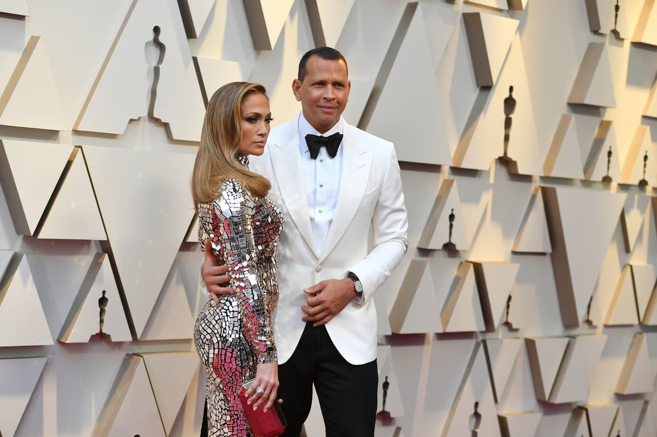 Está comprometida con el exbeisbolista Alex Rodríguez.