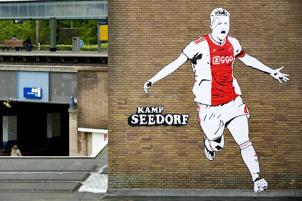 Un gran ambiente se vivió este martes en el inicio de las Semifinales de la UEFA Champions League entre el Tottenham Hotspur y el Ajax. Las aficiones de ambos equipos estuvieron a la altura en el nuevo estadio de los Spurs, en Londres, para dejar en el recuerdo una jornada innolvidable de fútbol europeo.