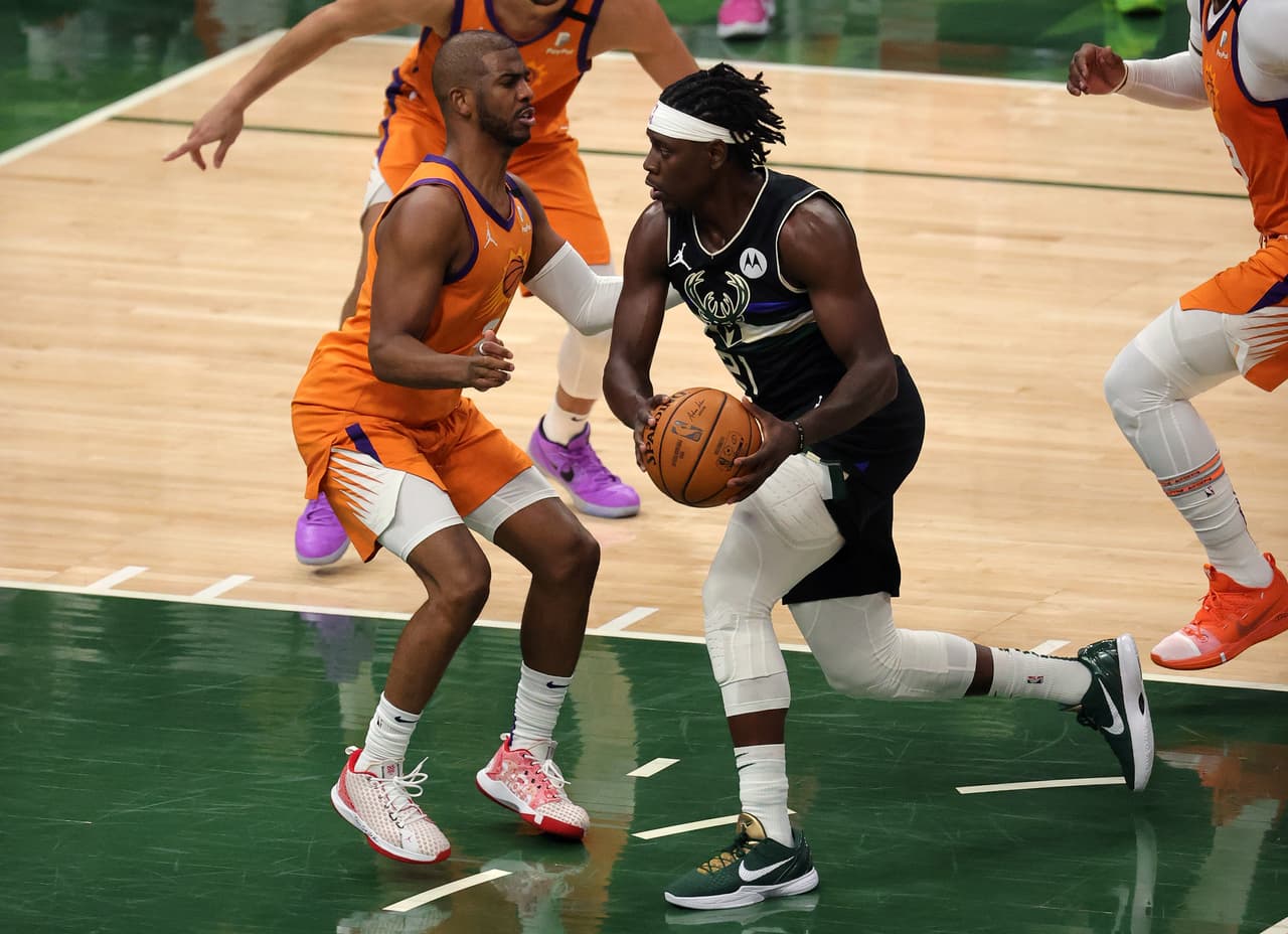 Jrue Holiday # 21 de los Milwaukee Bucks conduce a la canasta contra Chris Paul # 3 de los Phoenix Suns durante la primera mitad del Juego Seis de las Finales de la NBA en el Fiserv Forum el 20 de julio de 2021 en Milwaukee Wisconsin.