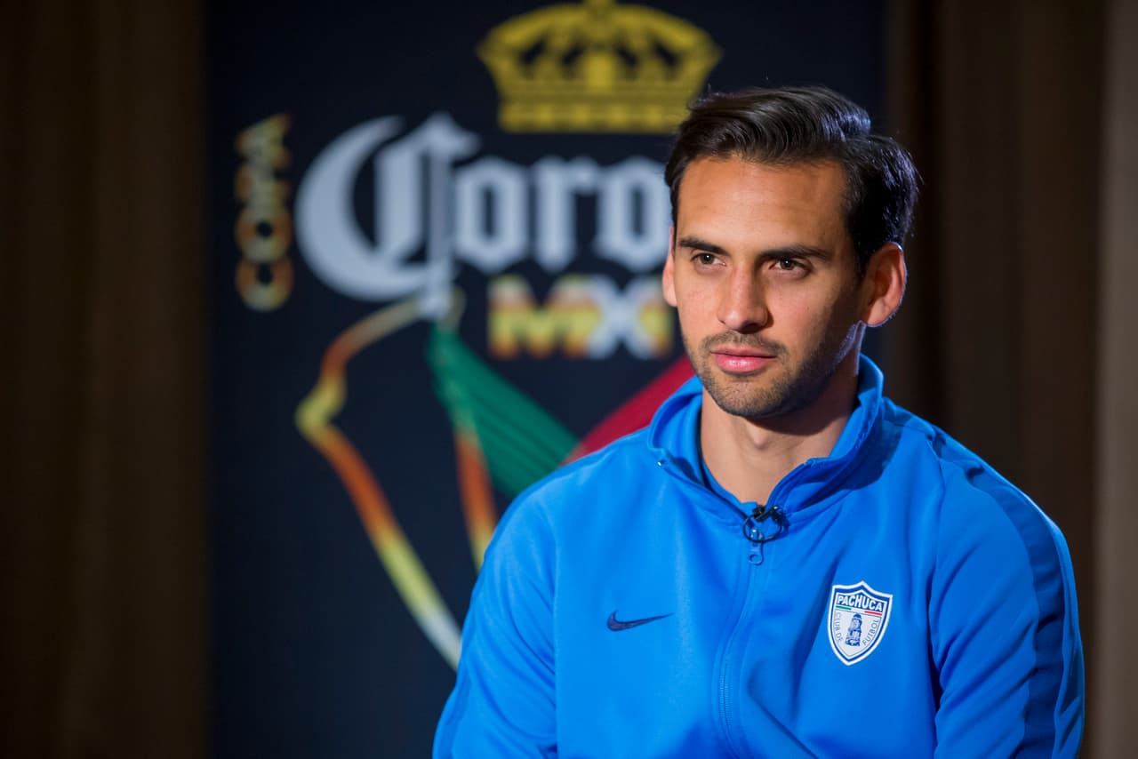 Con el rostro de cualquier galán de telenovela, Raúl López es un jugador que se ha destacado en el fútbol mexicano. Lo hizo en Pachuca el año pasado y ahora en Chivas de Guadalajara.