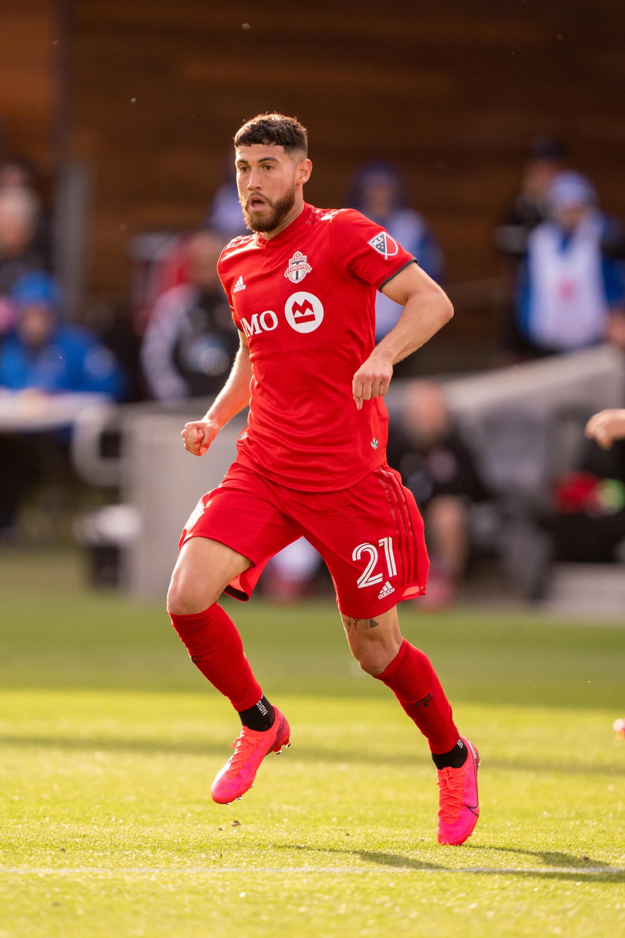 Osorio tiene 27 años y desde hace siete temporadas es una pieza fundamental del conjunto escarlata. Pese a que recientemente algunos rumores lo vincularon a clubes mexicanos, el colombiano-canadiense es marca de la casa en el club de la provincia de Ontario.