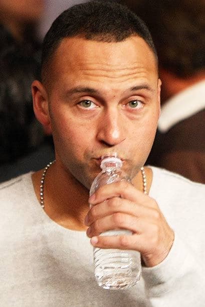 Derek Jeter, aún con la emoción de su campeonato con los Yankees, fue a disfrutar de la velada boxística.