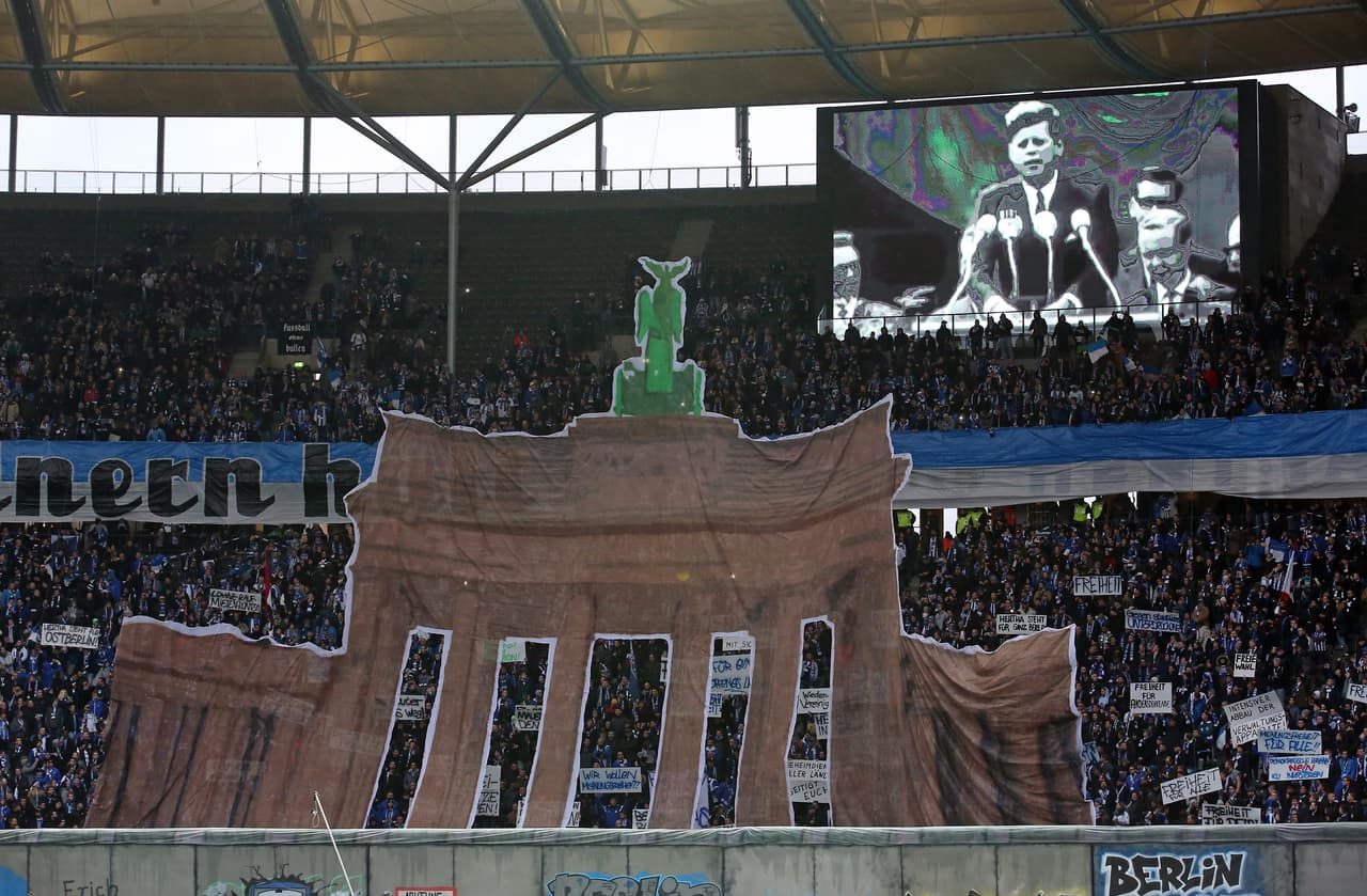 Durante la ceremonia previa al partido entre Hertha BSC y RB Leipzig, realizaron un emotivo homenaje al suceso de 1989.