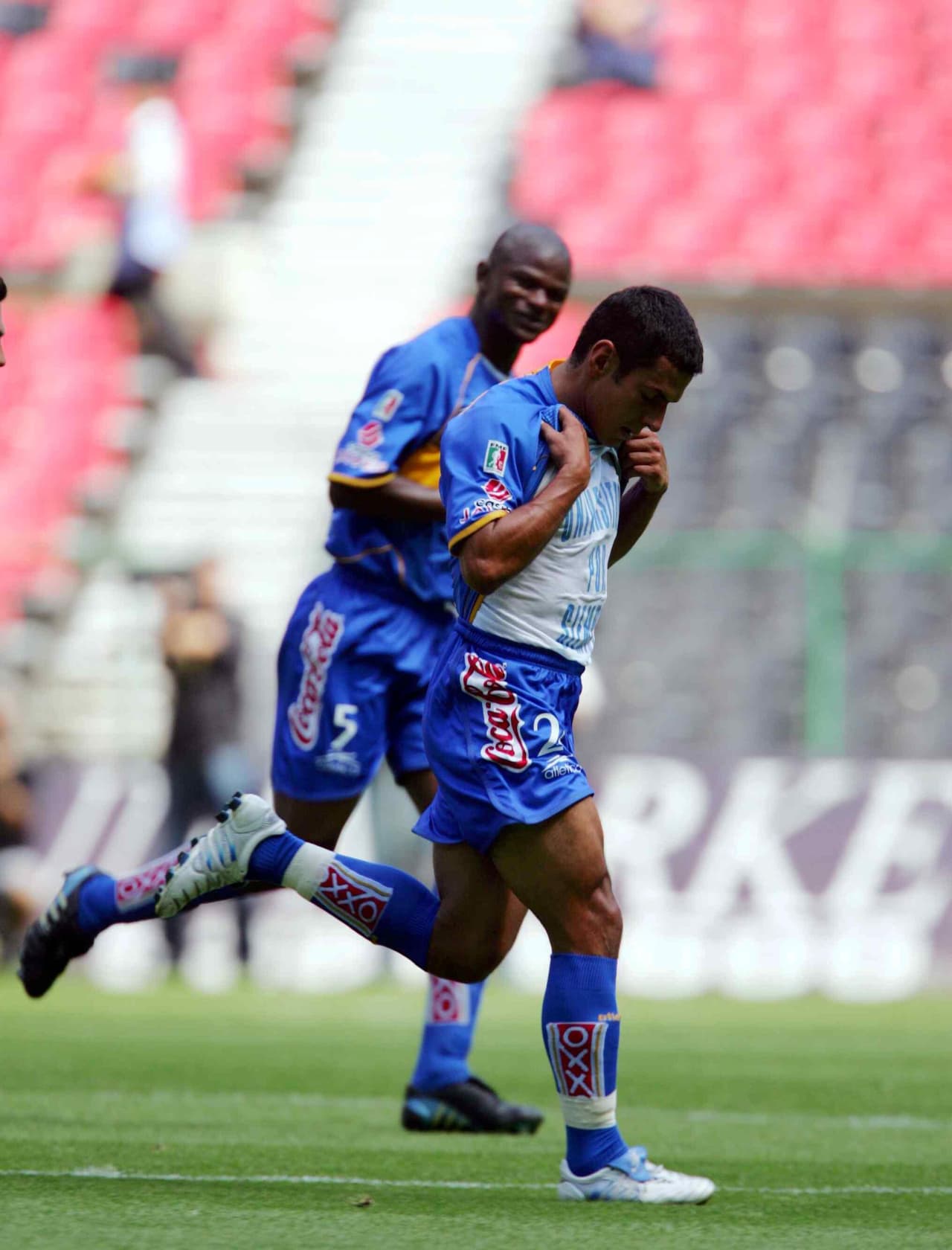 El hoy DT del Querétaro, Jaime Lozano, popularizó camisetas con las leyendas: 'HECHO EN CIUDAD UNIVERSITARIA' y 'POR SIEMPRE UNIVERSITARIO'.