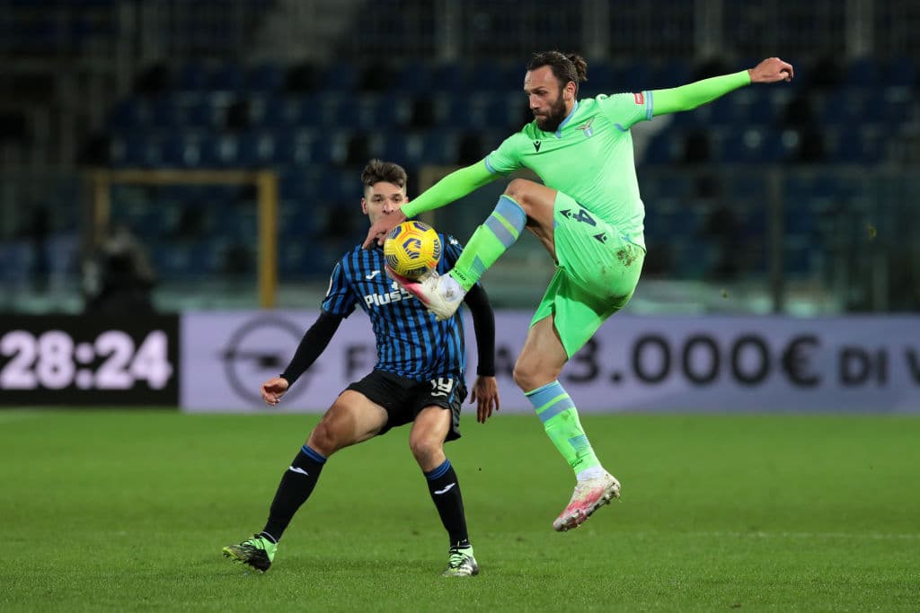 Atalanta derrota a Lazzio 3-2 con 10 hombres en cancha y califica a Semifinales de la Copa de Italia. Djimsiti, Malinovskyi y Miranchuk marcaron por los locales, mientras que Pepe Reina atajó un penal a Duván Zapata. Gollini salvó sobre el final.