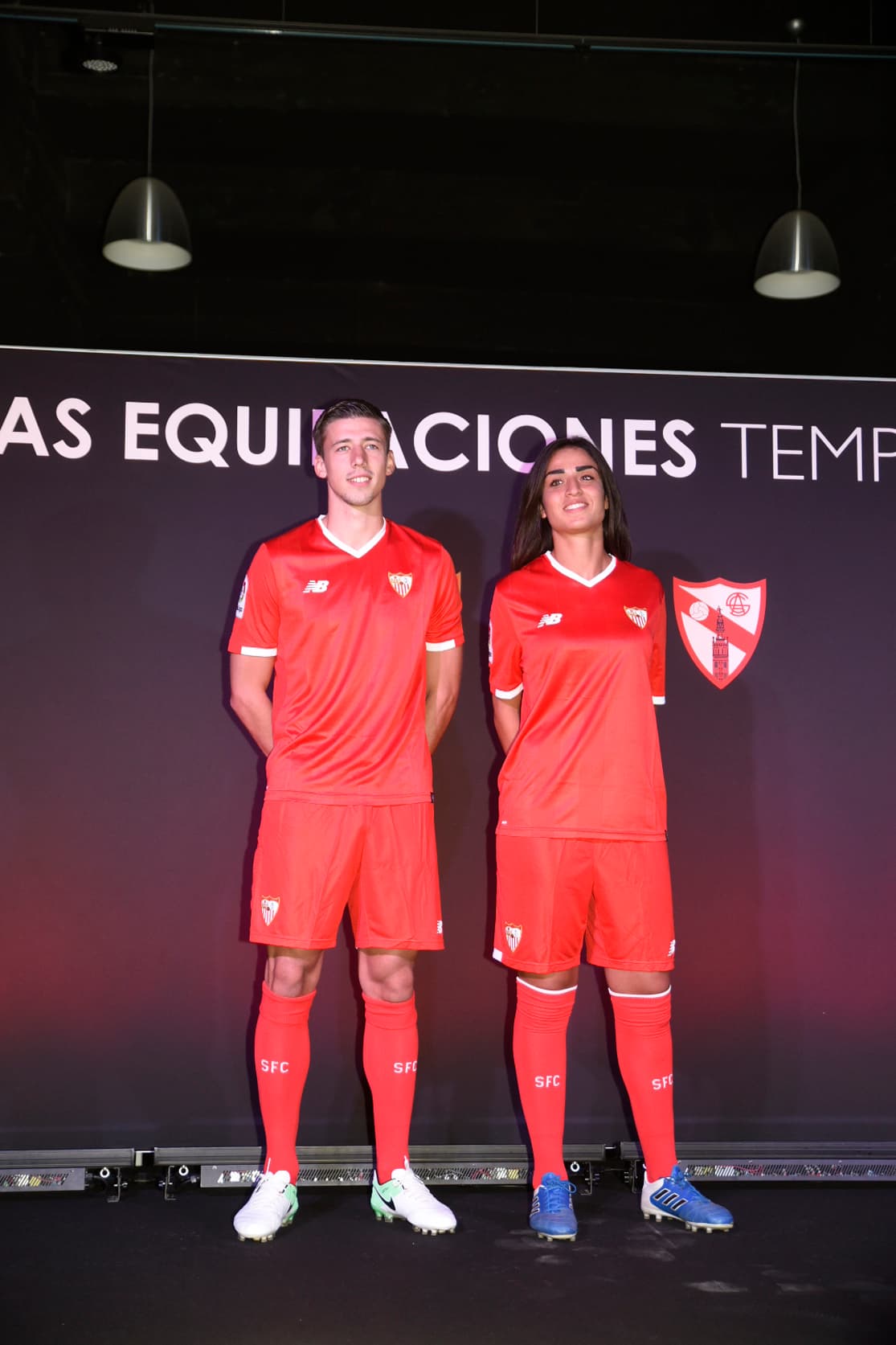 La segunda equipación será roja, como ha venido siendo en las últimas temporadas. En el fondo del pecho tiene unas franjas en marca de agua.