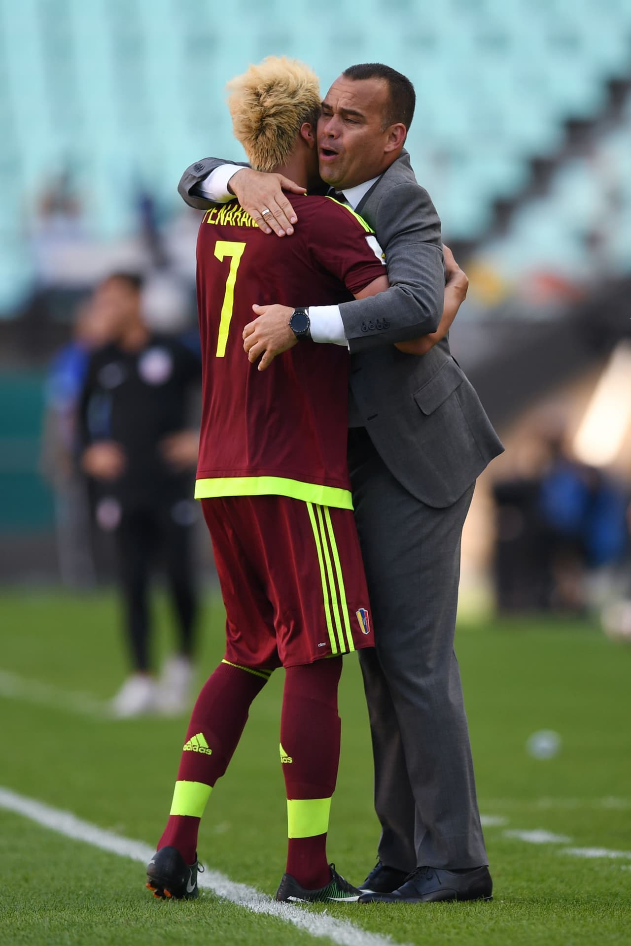 Un gol para todo su pueblo que se fusionó en un abrazo con su entrenador Dudamel, el actor intelectual de toda esta gran gesta. Segundo gol para el jugador en este torneo.