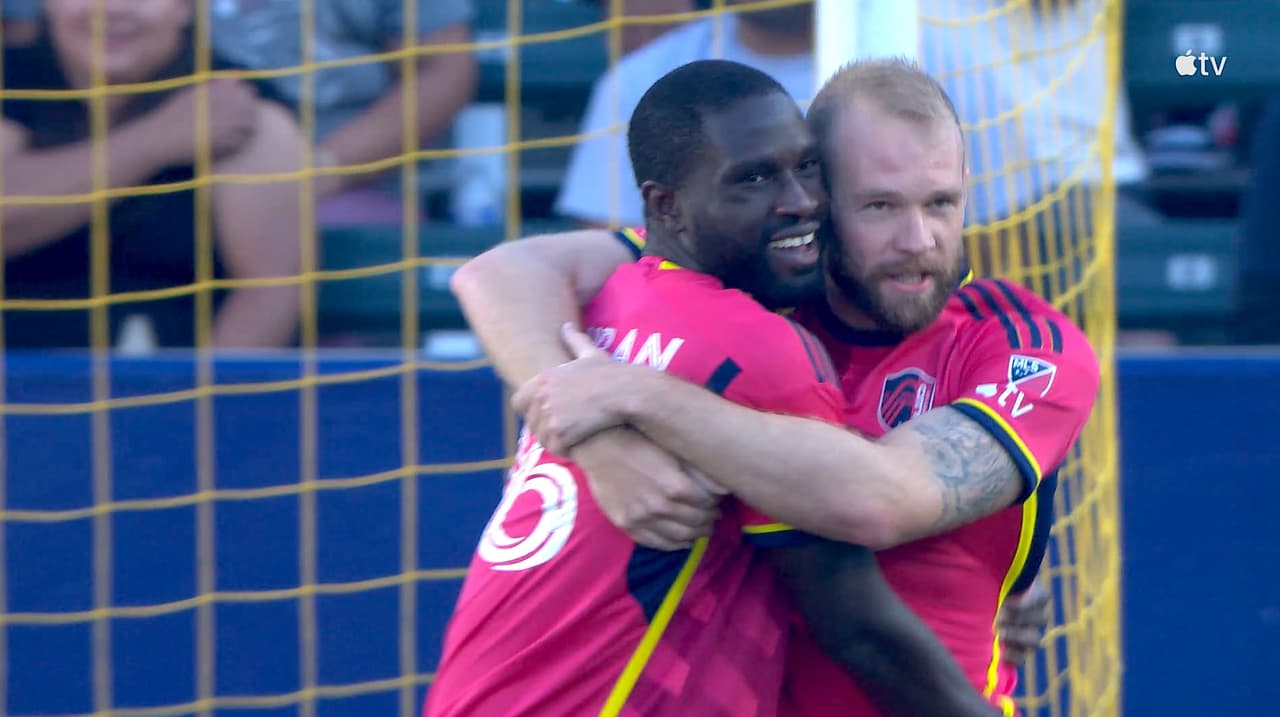 Samuel Adeniran remata a pierna cambiada y perfora las redes