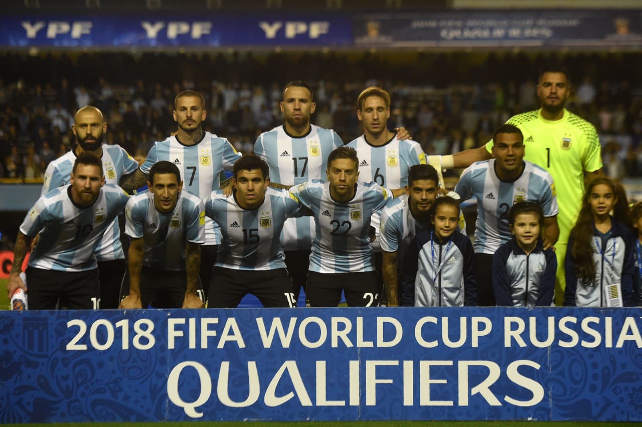 Players of Argentina pose for pictures before the start of the 2018 World Cup qualifier football match against Peru in Buenos Aires on October 5, 2017. / AFP PHOTO / Eitan ABRAMOVICH (Photo credit should read EITAN ABRAMOVICH/AFP/Getty Images)