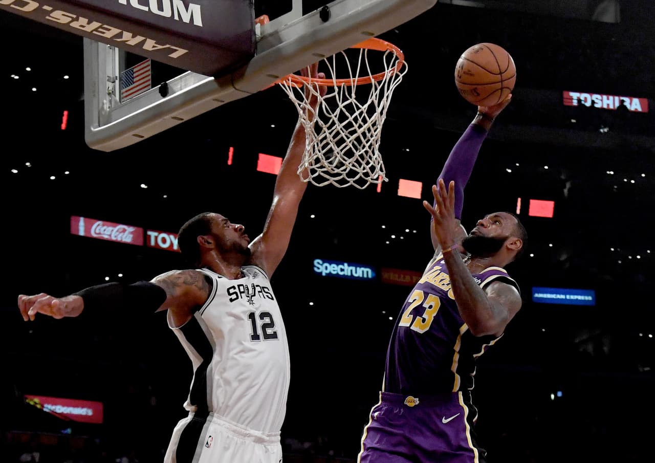 <b>San Antonio 113-121 LA Lakers</b>. LeBron James se lució con 42 puntos y llevó a los Lakers a su cuarto triunfo al hilo tras vencer a Spurs (11-14) en Staples Center. Los texanos son penúltimos del Oeste.