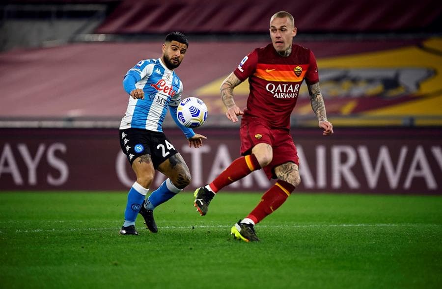 Napoli se impone 2-0 al AS Roma con doblete de Dries Mertens durante la Jornada 28 en la Serie A. El mexicano Hirving Lozano finalmente supera su lesión y regresa a las canchas, esta vez entró al minuto 73 por Elmas.