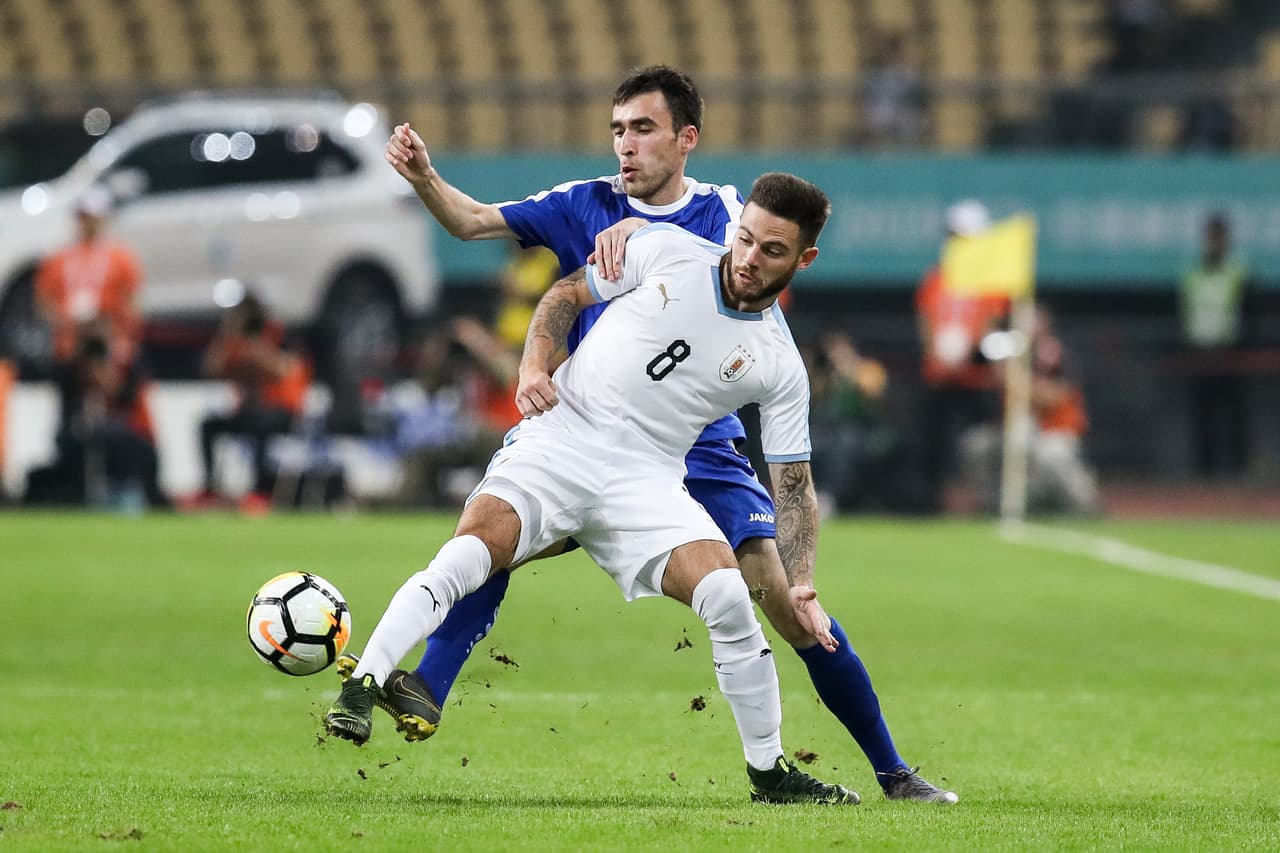 En los primeros minutos, tan solo al minuto 5, los uruguayos se encargarond e abrir el marcador.