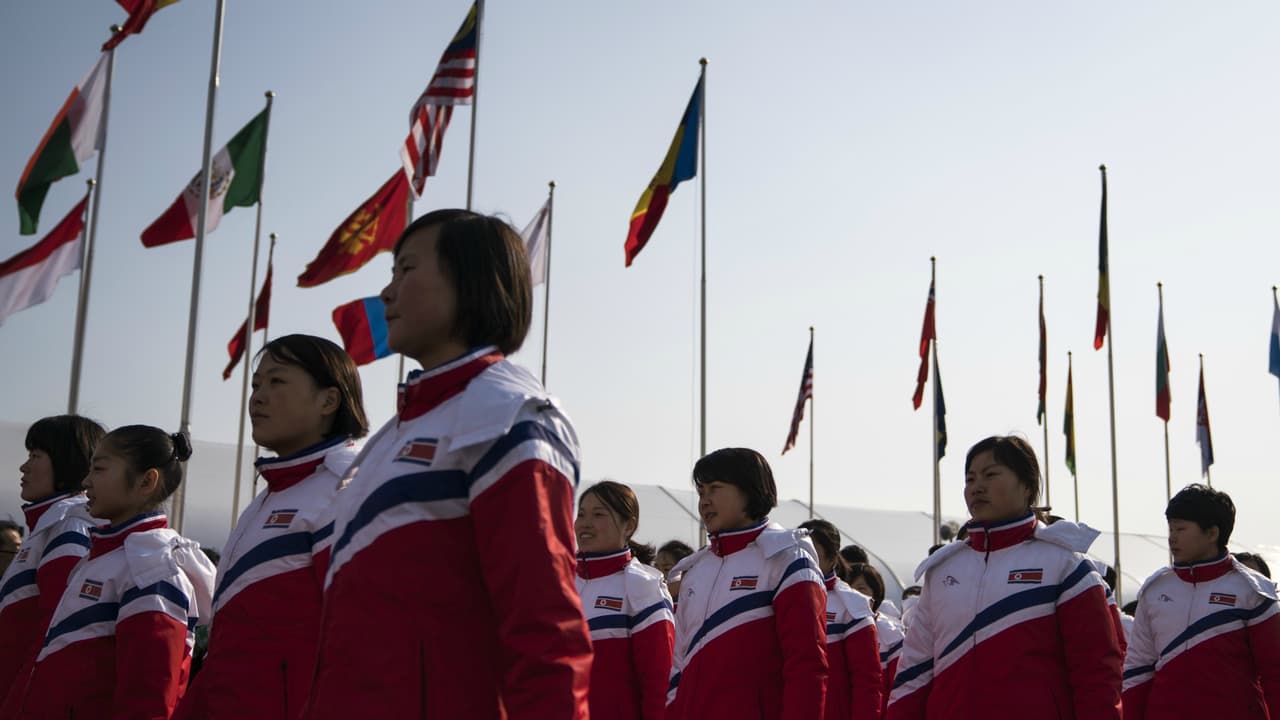 Deportistas de Corea del Norte fueron recibidos en la Villa Olímpica de Pyeongchang.