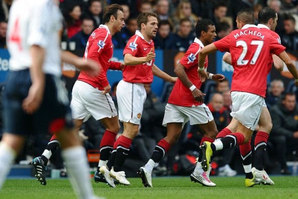Quién anda enrachado es el atacante Michael Owen, que le dio tranquilidad al 'Man-U' empatando.