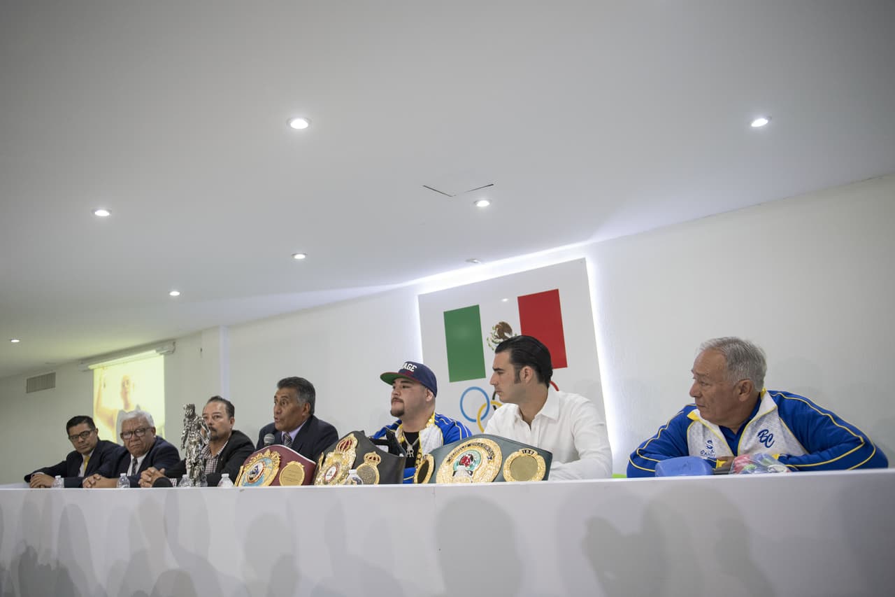 El mexicano Andy Ruiz presentó en el Comité Olímpico Mexicano sus cinturones como campeón mundial de peso completo de boxeo en medio de la admiración y reconocimiento de sus compatriotas.