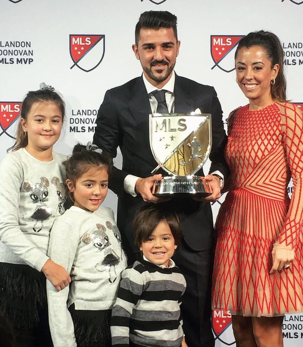 Una distinción que el futbolista compartió con su familia. (Twitter | @Guaje7Villa)