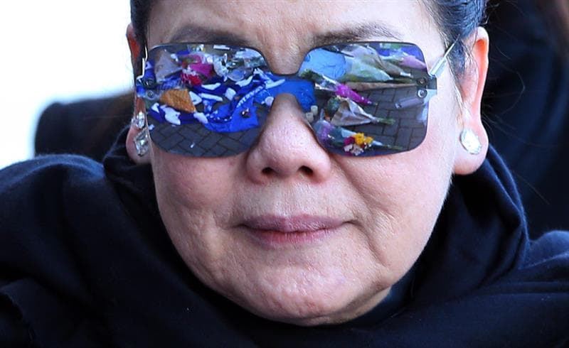 La esposa y el hijo de Vichai Srivaddhanaprabha, propietario del Leicester City, presentaron sus ofrendas junto miles de hinchas del club que se despidieron del hombre que falleció en un accidente de helicóptero de forma trágica.