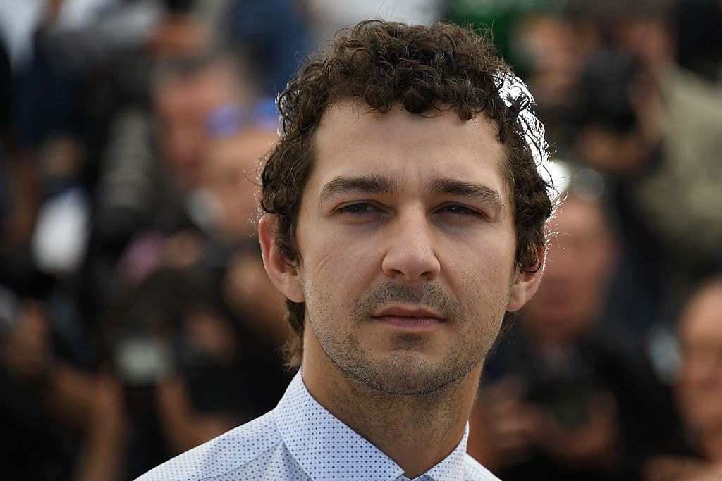 La guardiana del campo obliga a los chicos a cavar grandes hoyos en un lago seco. Alega que, aunque esa actividad parezca inútil, contribuye a forjar el carácter; en realidad lo que ocurre es que está buscando un legendario tesoro.
<br>