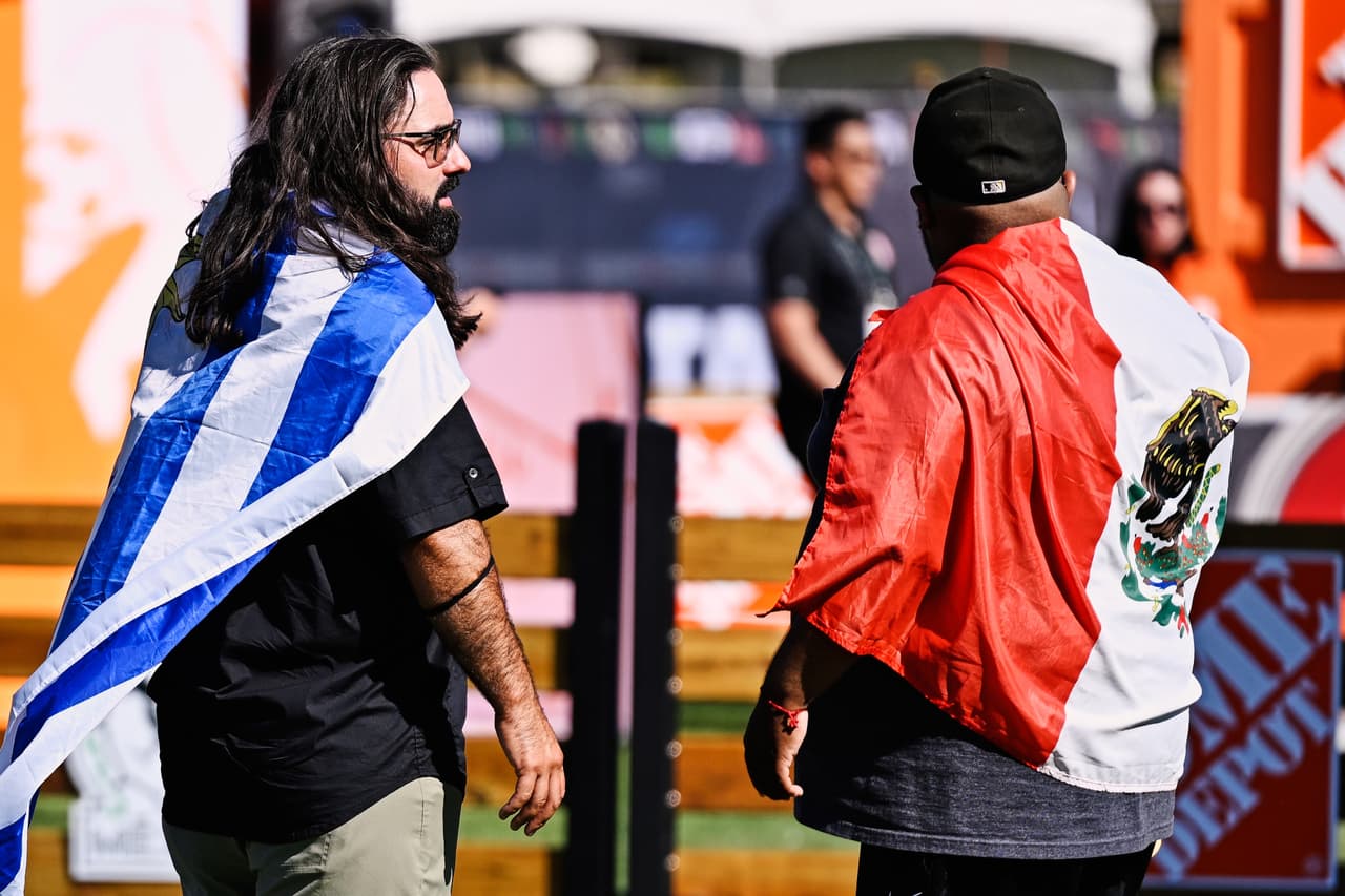 ¡Ambientazo y calorón! Pese a los 100 grados que se dejaron sentir en Glendale, miles de aficionados mexicanos aparecieron en las afueras del estadio para apoyar a su selección en el camino a Qatar 2022.