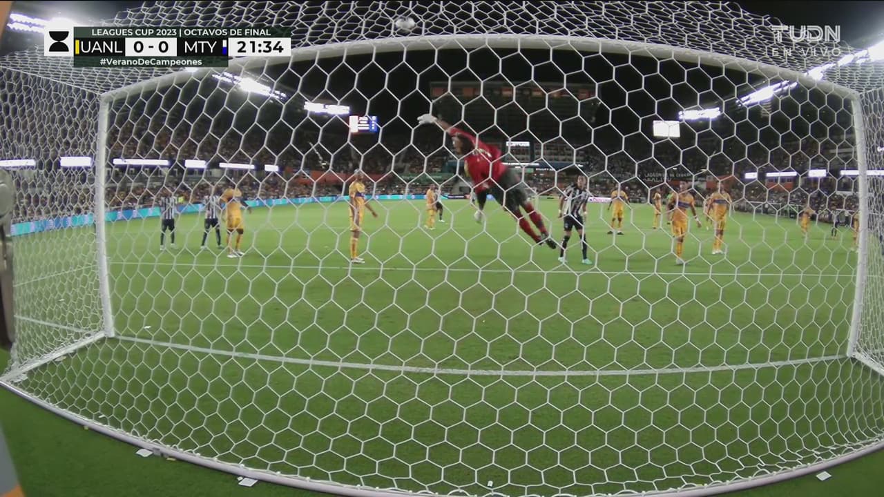 ¡Atajadón de Nahuel para evitar el primer gol de Monterrey!