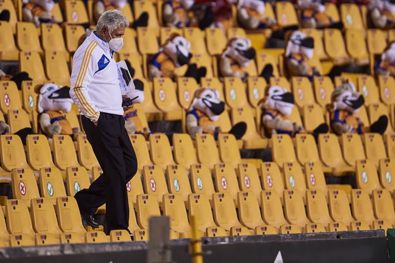 'Tuca' Ferretti durante el partido de Tigres contra Necaxa.