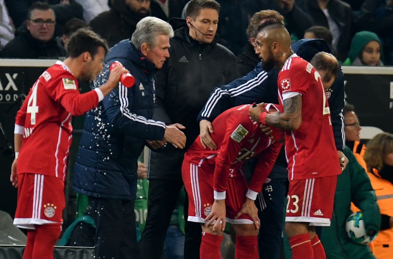 Para el segundo tiempo, Jupp Heynckes decidió sacar al colombiano James ya que antes de que terminaran los primeros 45 minutos sufrió un golpe en la cabeza.