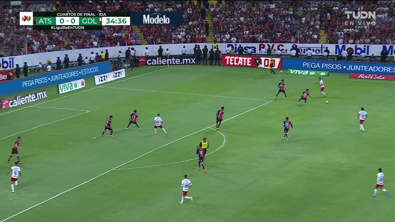 ¡CERCA! Brian Lozano disparó que se estrella en el poste.