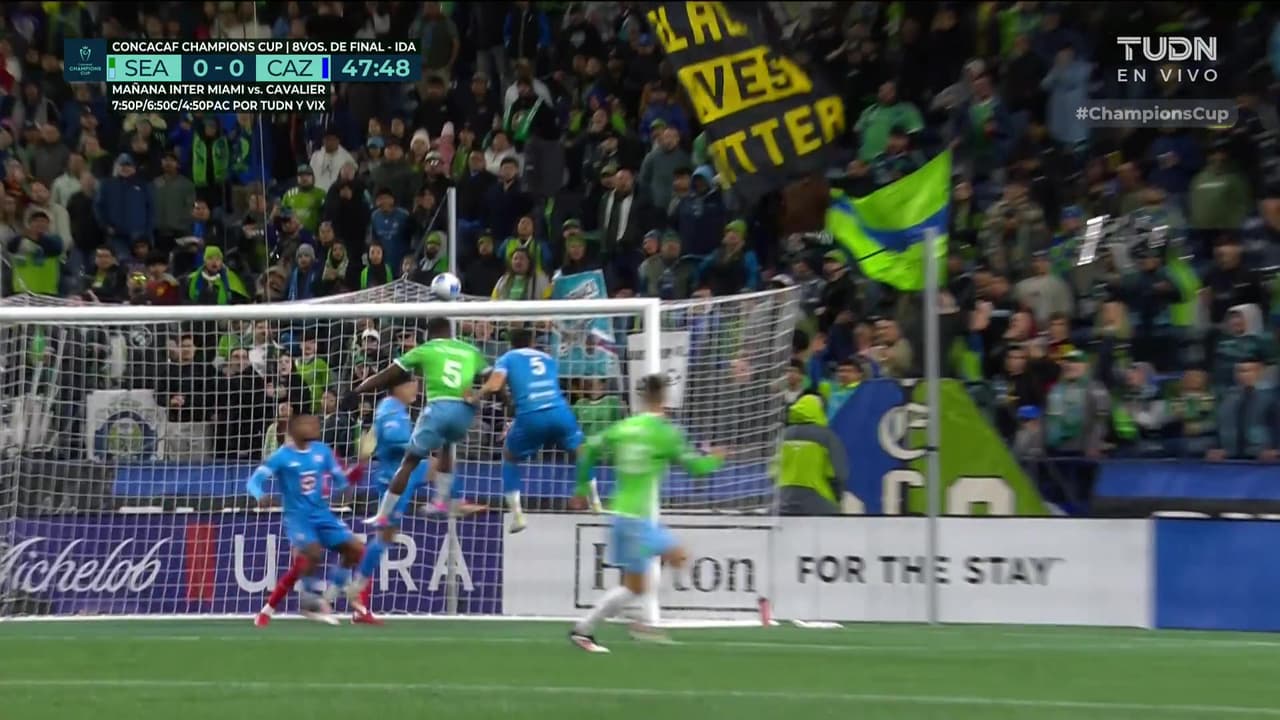 ¡Al palo! Tolo gana en el tiro de esquina y el travesaño salva a la Máquina