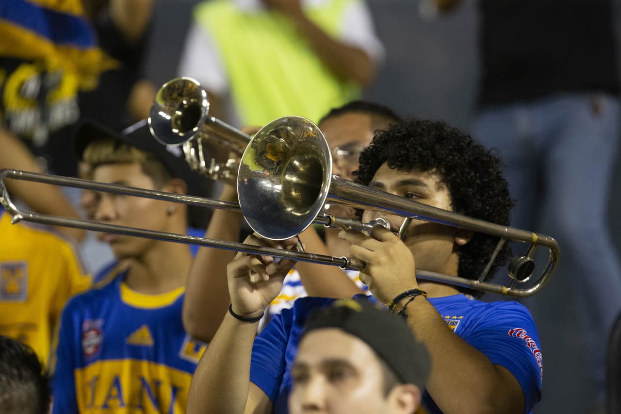 La afición de Tigres impulsaba a sus jugadoras para encontrar la igualada.