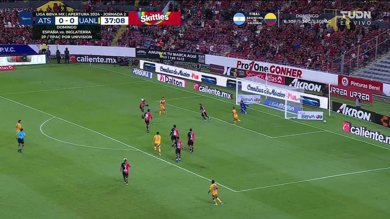 ¡TIRO ATAJADO! disparo por Nicolás Ibáñez.