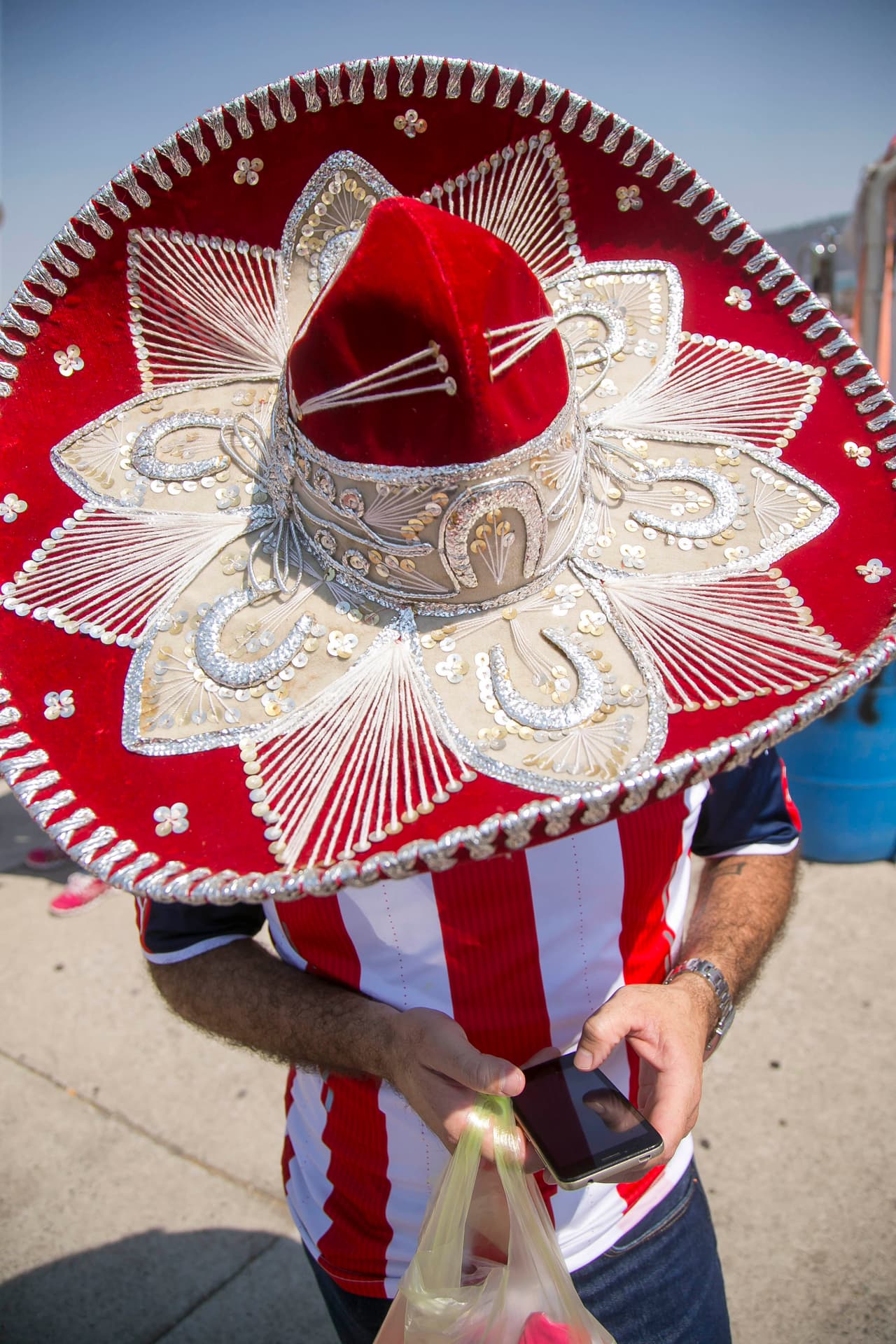 Aficionados de Chivas y Tigres disfrutaron de un gran espectáculo. Música, carne asada, sombreros, maquillajes, máscaras y banderas fueron la constante en el Estadio Chivas.