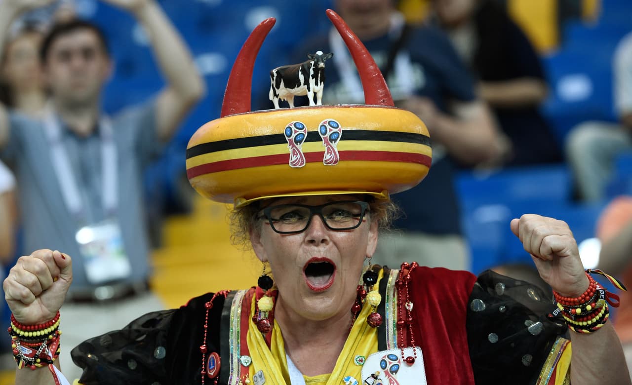 Sombreros de todo tipo, con la característica marca de los 'Diablos Rojos' de Bélgica.