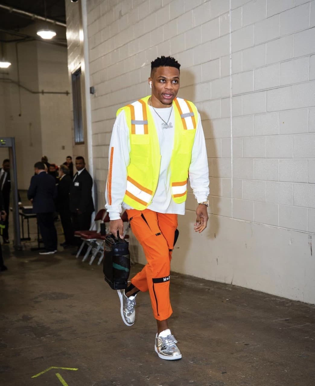 El reconocido basquetbolista de los Hpuston Rockets, Russel Westbrook, es un aficionado de portar joyas en su vida diaria y lo hace de manera muy elegante.