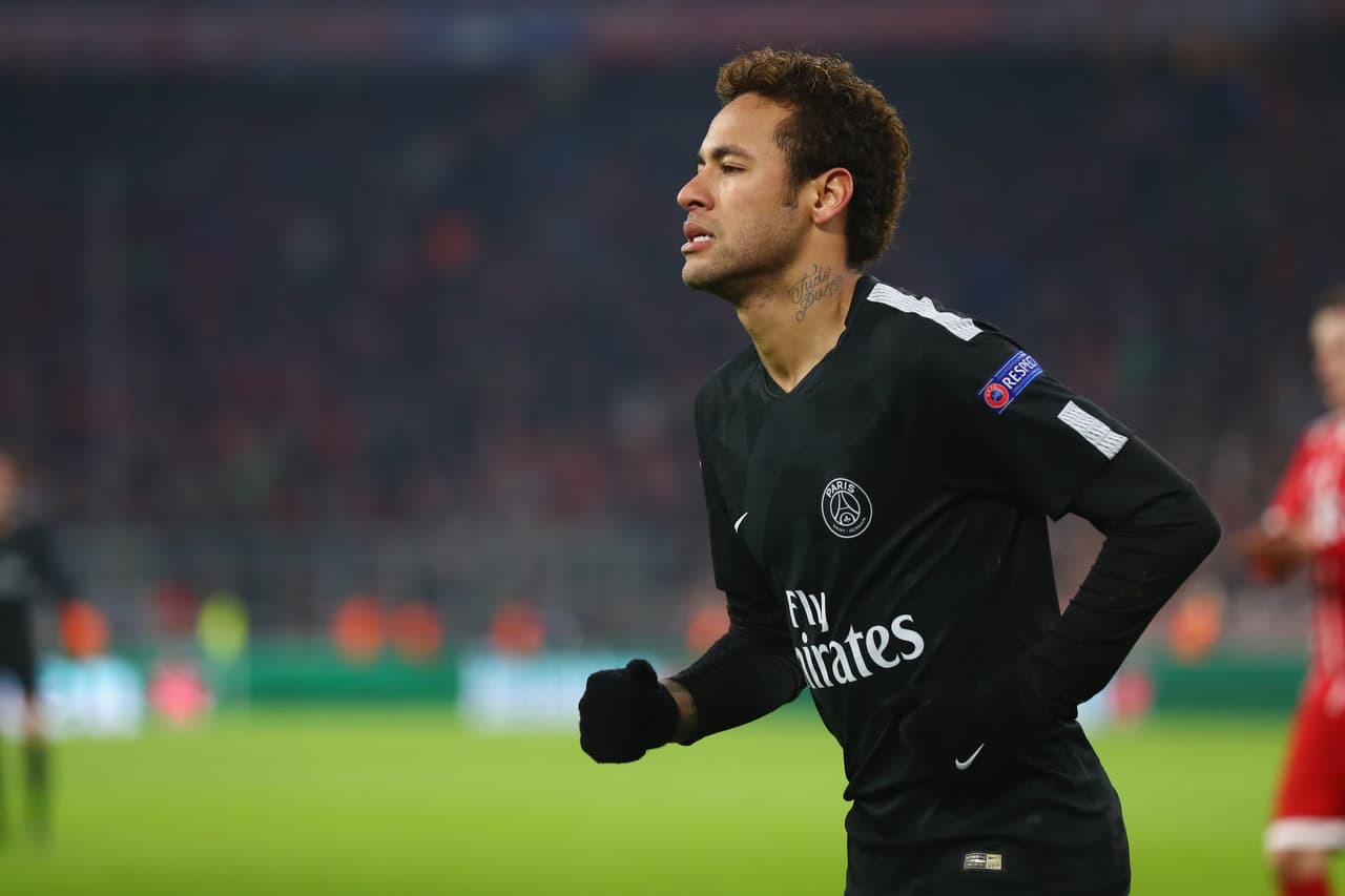 Neymar se enfrasca con un trabajador del Paris Saint-Germain