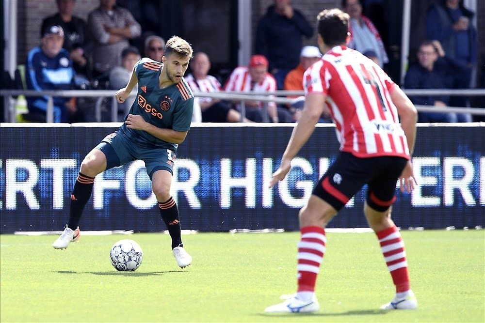 Ajax ataca a su rival.