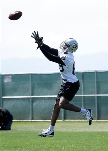 El novato WR, ex de Alabama, está logrando impresionar en el training camp de los Oakland Raiders, checa las mejores imágenes del seleccionado 4to global del Draft 2015 (AP-NFL).