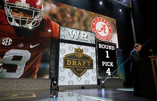El novato WR, ex de Alabama, está logrando impresionar en el training camp de los Oakland Raiders, checa las mejores imágenes del seleccionado 4to global del Draft 2015 (AP-NFL).