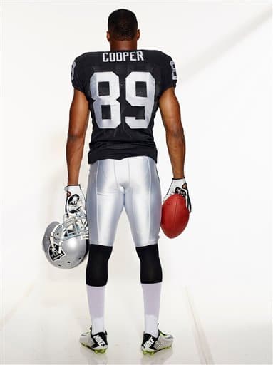 El novato WR, ex de Alabama, está logrando impresionar en el training camp de los Oakland Raiders, checa las mejores imágenes del seleccionado 4to global del Draft 2015 (AP-NFL).