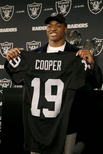 El novato WR, ex de Alabama, está logrando impresionar en el training camp de los Oakland Raiders, checa las mejores imágenes del seleccionado 4to global del Draft 2015 (AP-NFL).